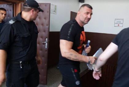 Райфъла - оправдан за убийството на затворник, но глобен за телесна повреда