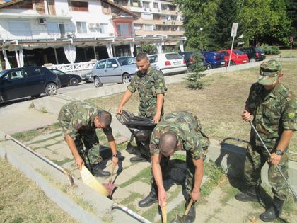 Чиновници, банкери и военни почистиха Карлово