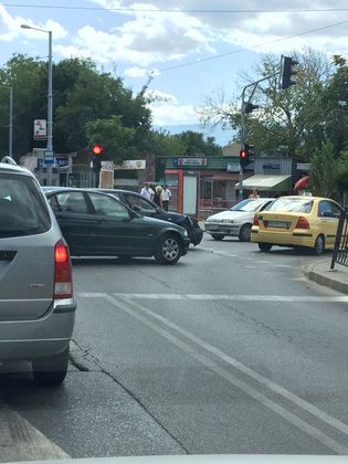 Катастрофа затапи едно от най-натоварените кръстовища в Кичука (СНИМКА)