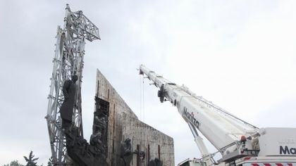 Запалиха крана, който демонтира паметника пред НДК