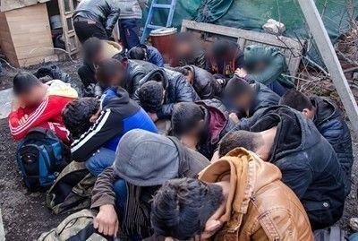 Гранични полицаи от Бургас задържаха 31 незаконни имигранти заедно с предполагаемия каналджия