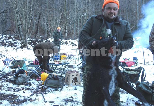 С ЕДИН ИЗСТРЕЛ: Фермер гръмна огромен черен вълк (СНИМКА)
