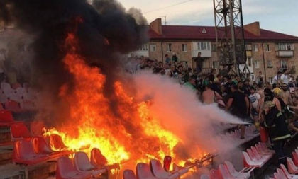 Запалиха стадиона... буквално (ВИДЕО и СНИМКИ)
