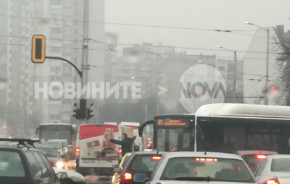Шофьор реши сам да регулира движението заради неработещ светофар (СНИМКИ)