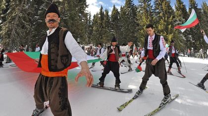 На връх Снежанка скиори и сноубордисти се спускат заедно с националния флаг