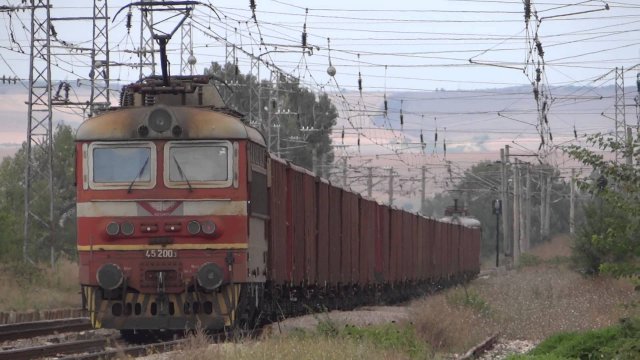 Шофьор бере душа след сблъсък с влак