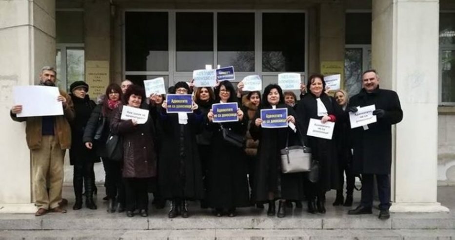 Варненски адвокати излязоха на протест срещу новите закони, които ги карат да стават доносници и обезмислят дейността им