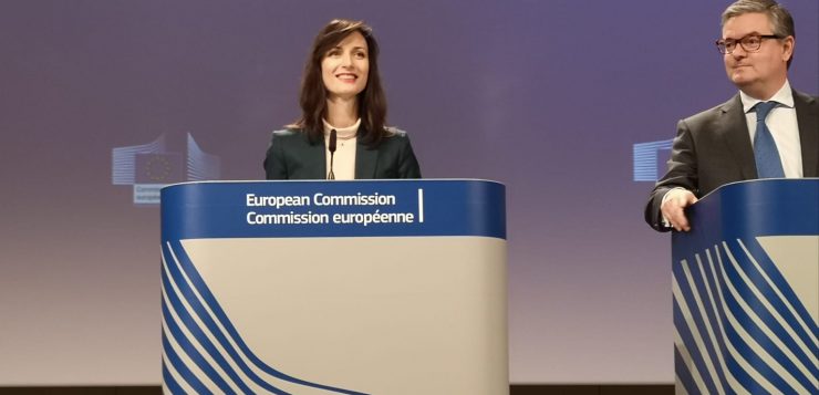 Мария Габриел: Платформите трябва да ускорят работата си по борбата с дезинформацията онлайн