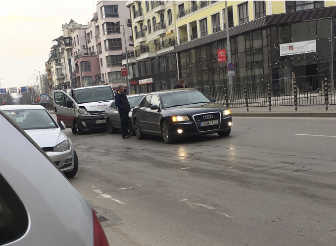 Верижна катастрофа блокира улица в Кършияка*