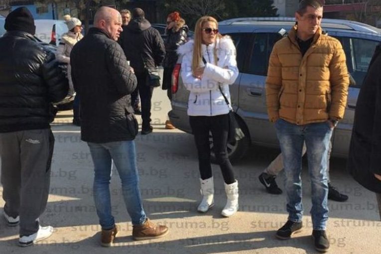 30 шофьори за пореден път на протест пред ЮЗУ в Благоевград, по-късно се присъединяват още