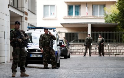 Военният министър на Франция: Нападението на войниците е "страхлив акт"