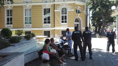 Жега в Бургас! 80-годишен припадна в центъра