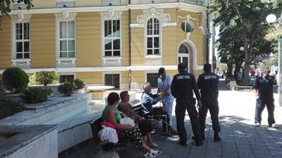 Жега в Бургас! 80-годишен припадна в центъра