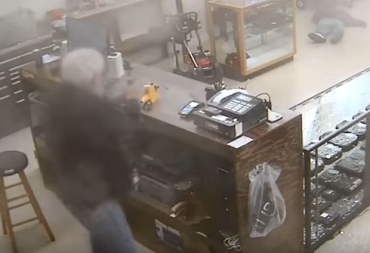 Крути мерки: Възрастен мъж застреля апаш, нападнал магазина му (ВИДЕО)