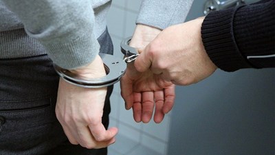 В Бургас задържаха 31-годишен с 2 кг марихуана в туби и буркани