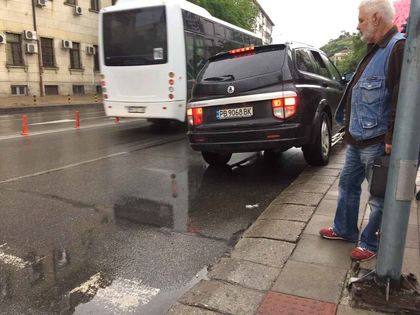 СНИМКИ: Наглец с джип провери завързани ли са очите на пловдивската Темида