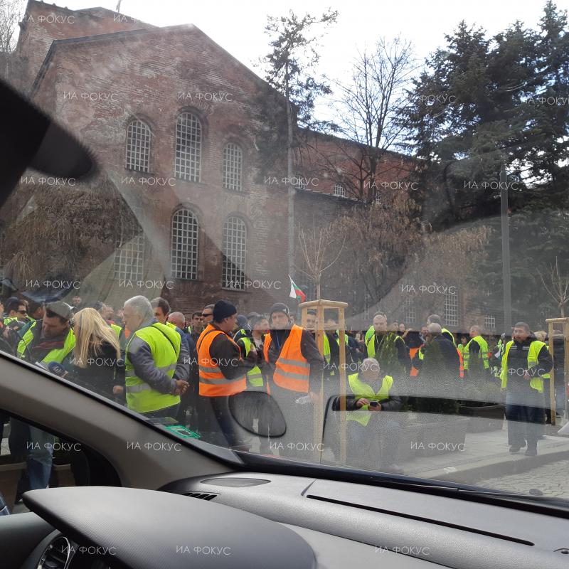 София: Шофьори от градския транспорт протестират пред Столична община