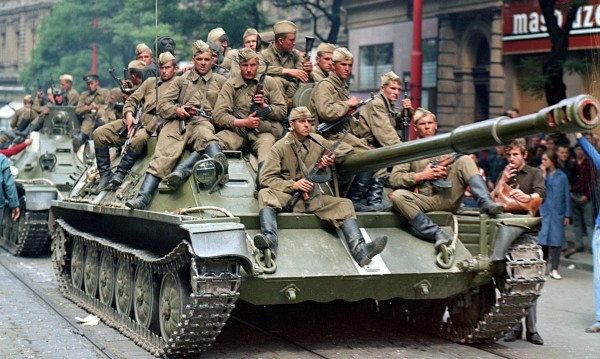 1968: Съветските войски едва не влизат в битка с... филмови статисти