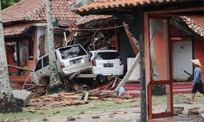 168 жертви в Индонезия. Вълната помете група от сцената