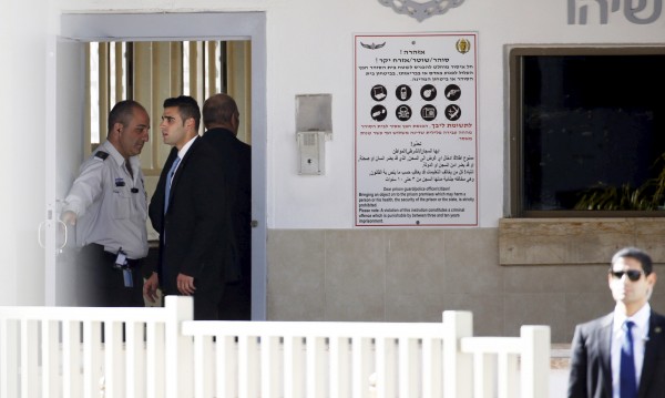 Бившият израелски премиер Ехуд Олмерт влезе в затвора
