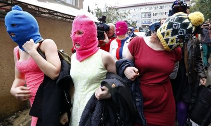 Двама членове на "Пуси райът" искат убежище в Швеция