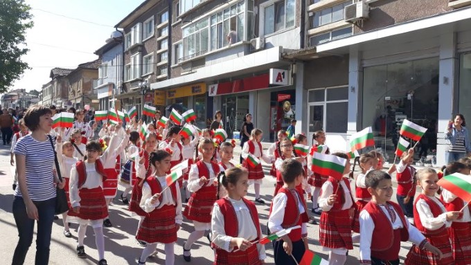 Велико Търново: За поредна година празнично шествие изпълни улиците на Свищов по повод Деня на славянската писменост и култура