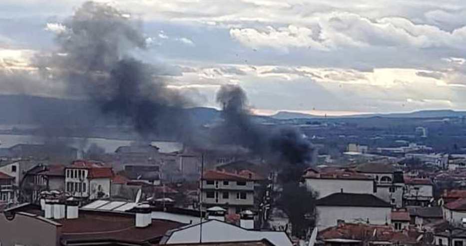 От пожарната във Варна: Гори изоставена постройка тип фургон!