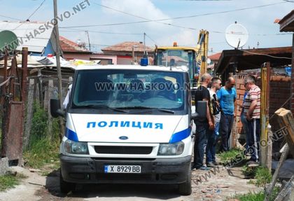 ВиК и полицията със зрелищна акция в ромския квартал на Хасково! (СНИМКИ)