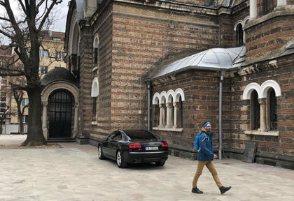 Митрополит паркира като баровец пред столичен храм (СНИМКА)