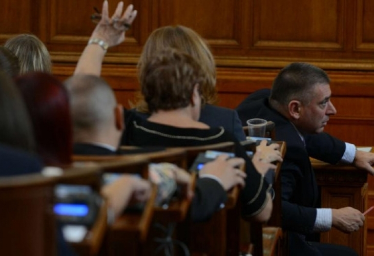 Блокирали пултове мъчат депутатите в парламента