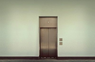 Асансьор в Хасково спря внезапно, бременна пострада