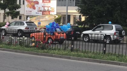 Полско фиатче компенсира липсата на конски сили с балони (СНИМКИ)