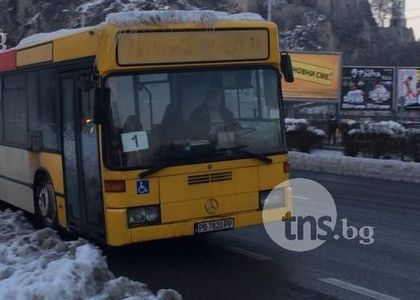 Бай Ганьо в рейса: Пловдивският градски транспорт стана пушалня, шофьор пали цигара от цигара
