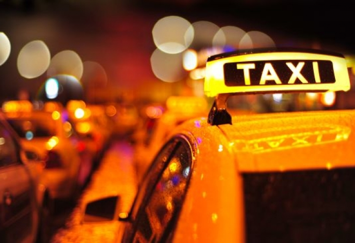 Млад актьор напръска таксиджия с възбуждащ спрей и го изнасили в Атина