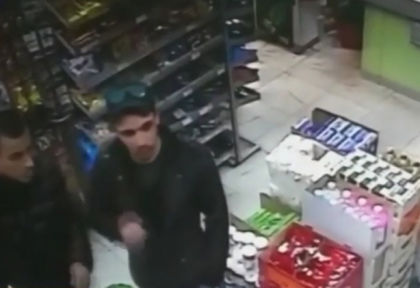 Двама мургави мъже си пъхнаха нещо в гащите, но камера в хранителен магазин в Бургас ги улови (ВИДЕО)