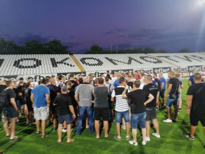 Фенове се срещнаха на Лаута, след това говориха с играчите! СНИМКИ
