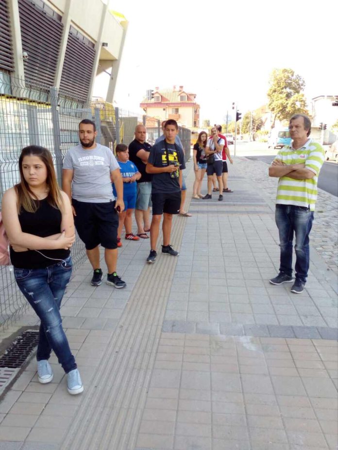 СНИМКА: Най-нетърпеливите фенове на Ботев на опашка 30 минути преди старта на продажбата на билети за Дербито