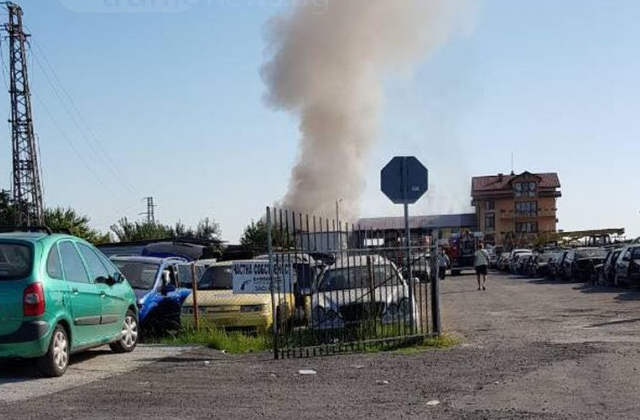 Пожар в автоморга на пътя Пловдив-Асеновград (СНИМКИ)