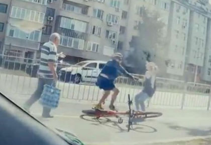 Жестоко меле в столицата! Колоездач и пешеходка си размениха юмруци на улицата (ВИДЕО)