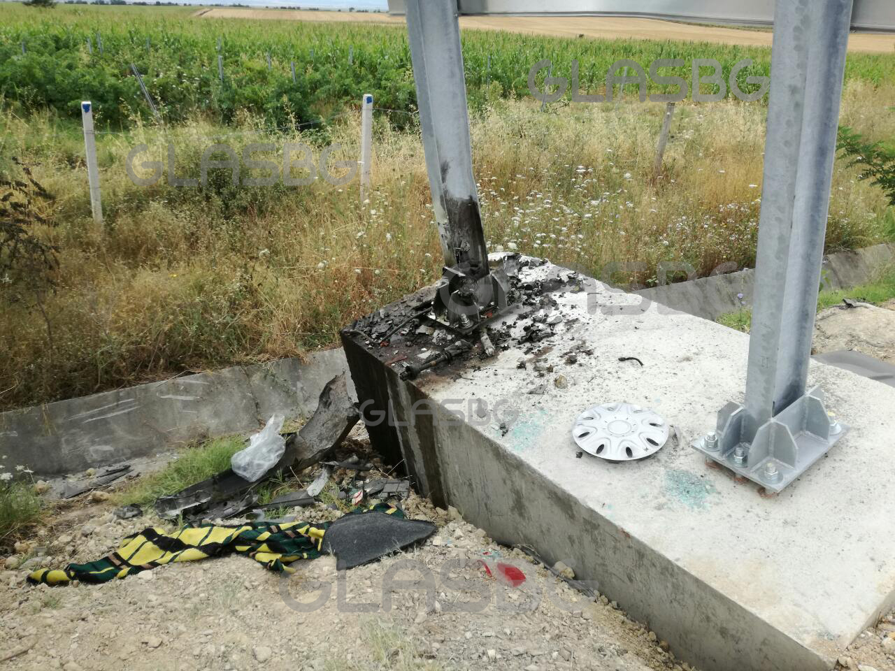 ПРЕСТЪПНО БЕЗХАБЕРИЕ!!! Нови необезопасени табели СЕЯТ СМЪРТ по магистралата! СНИМКИ