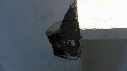 След разбитите стъкла: Мазилка по пода в подлеза до Тунела! Колко още ще погрознее? СНИМКИ