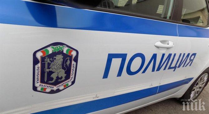 Огромно задръстване след меле между полицейски бус и миниван