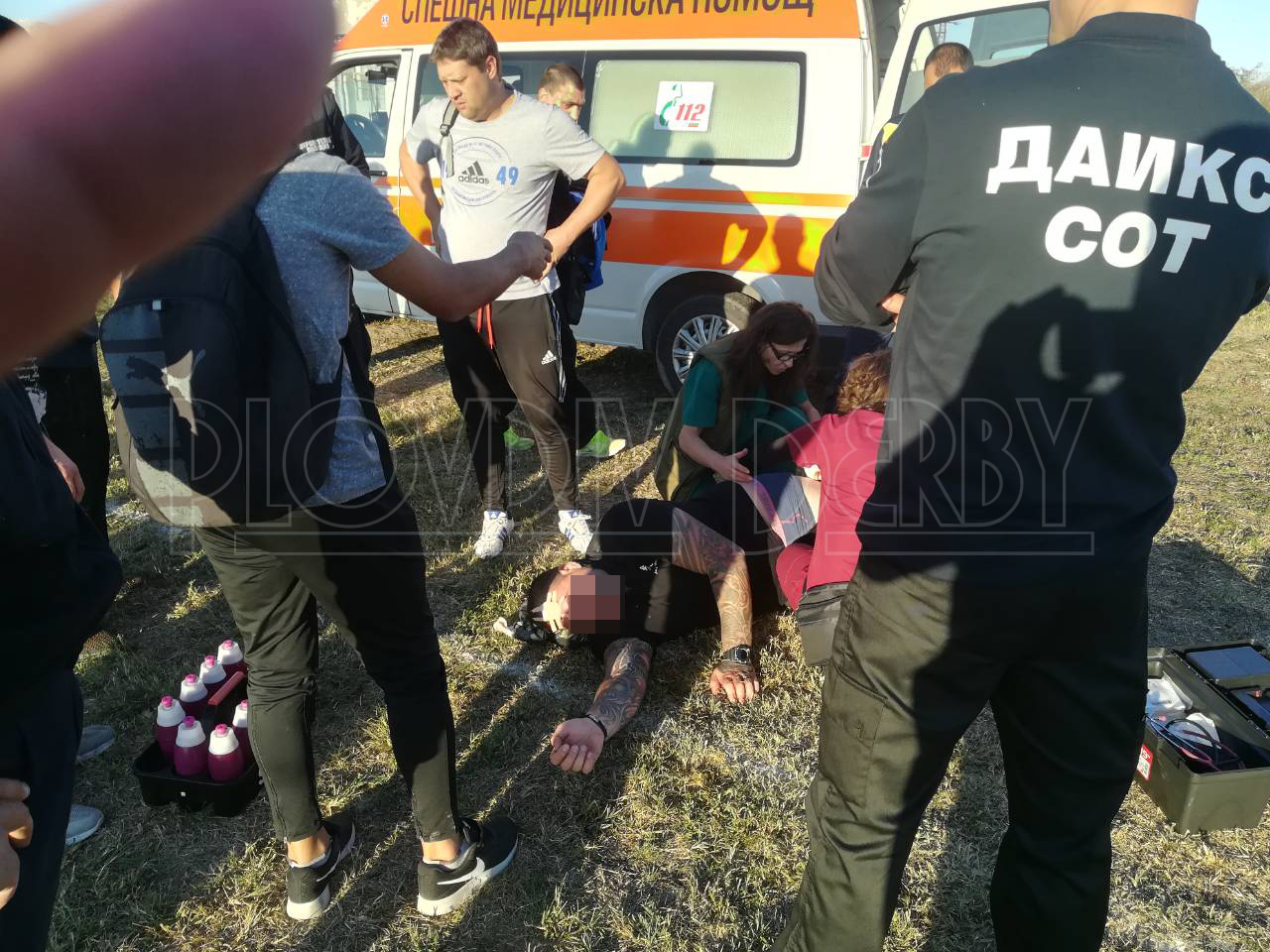 УЖАС! 30 роми ръгаха с ножове и биха с тръби пловдивчанин на мач от Окръжните! ЕКСКЛУЗИВНИ СНИМКИ