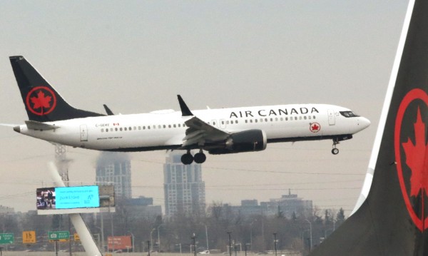 Канадски стюардеси забравиха заспала пътничка в самолета