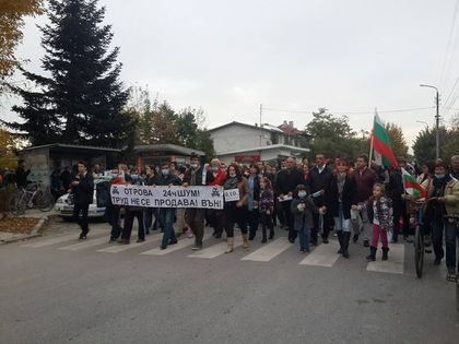 Труд излиза на протест днес, блокират Карловско