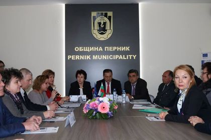 Перник: На пресконференция бяха представени резултатите от проекта за обновяване и въвеждане на мерки за енергийна ефективност на сграда на Общината