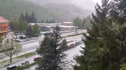 Мощна градушка удари Смолян, градът побеля като през зимата!