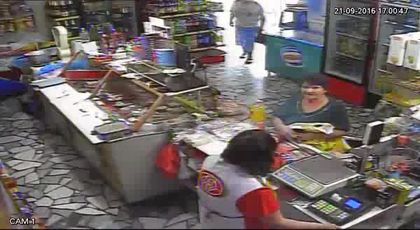 Пенсионерка хваната на видео да краде билети за лотария многократно