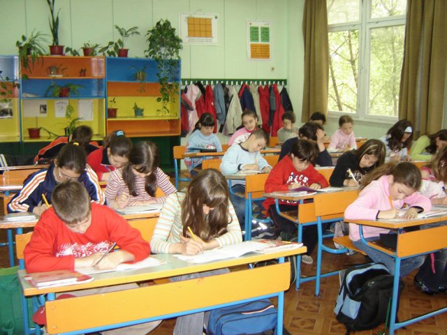 Нова стратегия за училищата: Дават милиони, за да държат децата в класните стаи