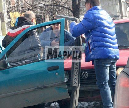 СНИМКИ: Пежо проби тапата на „Гладстон”, но се заби във фолксваген